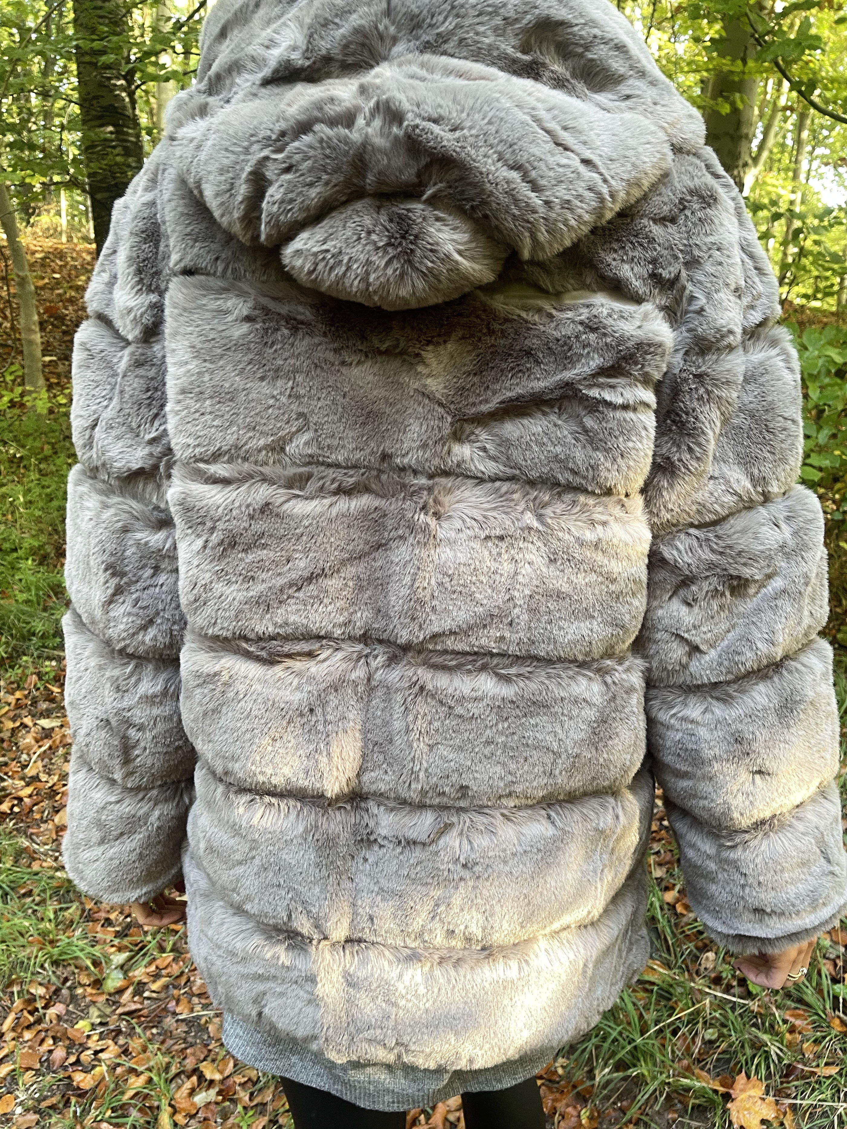 Haley Short - Lækker kort fake fur frakke med hætte